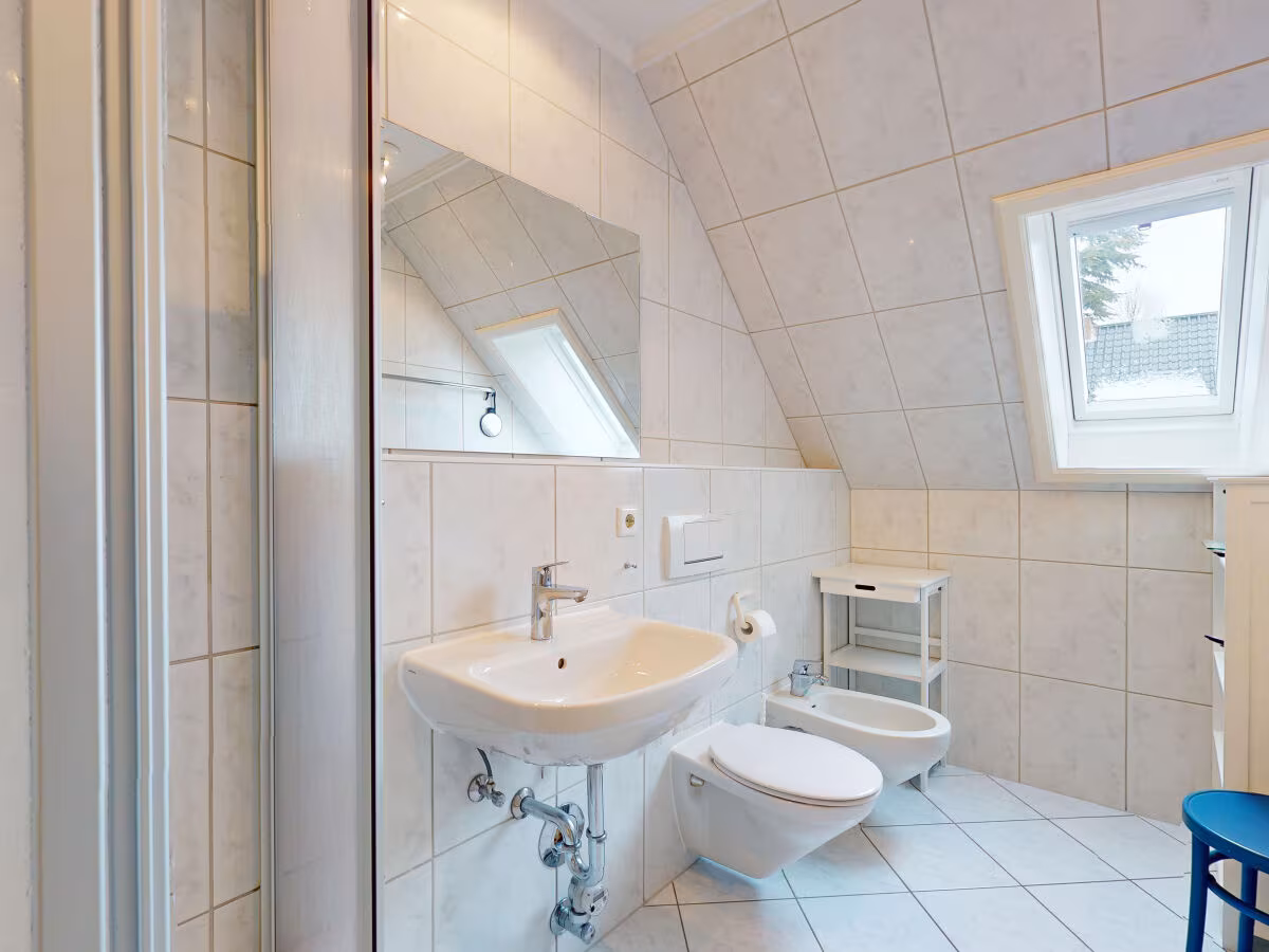Badezimmer mit Bidet und Tageslicht – Balkonwohnung Whg 13