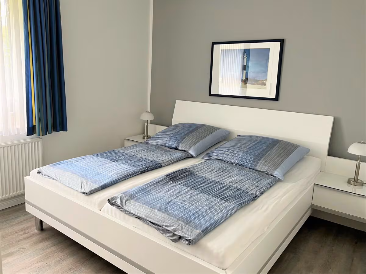 Schlafzimmer der Terrassenwohnung – Ferienwohnung am Wyker Südstrand