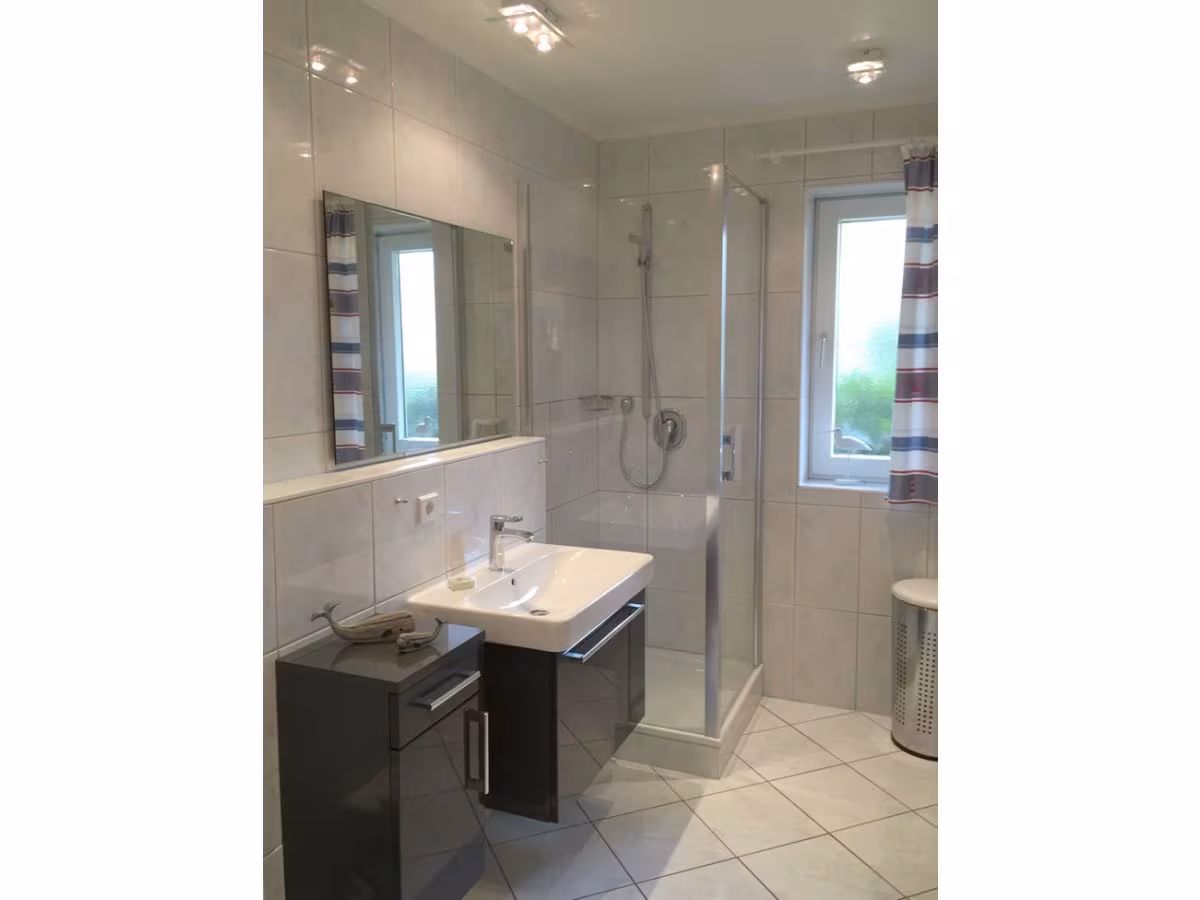 Badezimmer mit Fenster – Terrassenwohnung Wyk auf Föhr