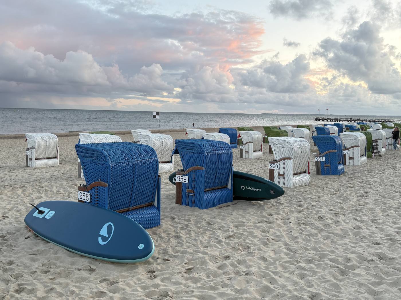 Strandkörbe am Wyker Südstrand in Abendstimmung
